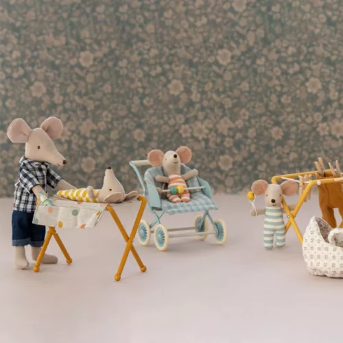 Maileg Poppenhuis Verzorgingstafel Ocher - Babymuis - 7,5 Cm - Afbeelding 2